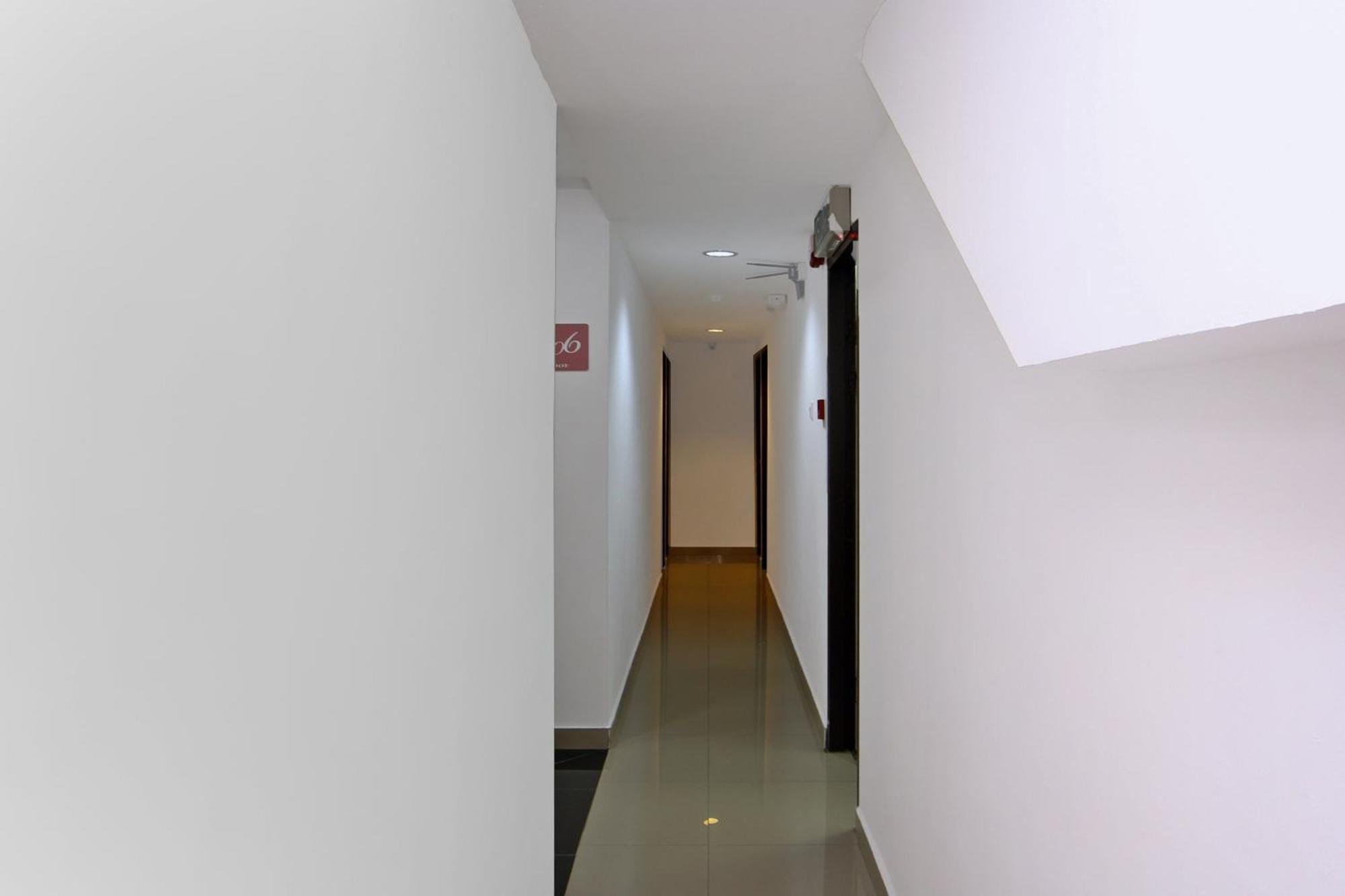 Oyo 44054 Holiday Mansion Inn Sibu Exterior foto